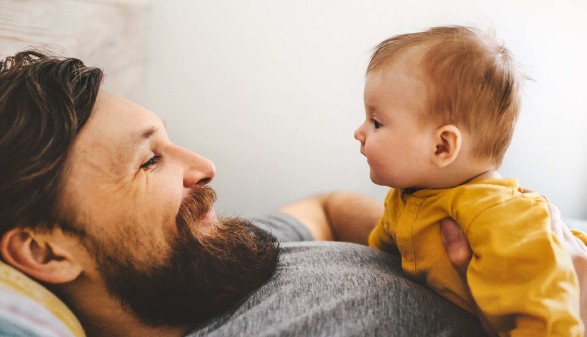 Papa mit Kind