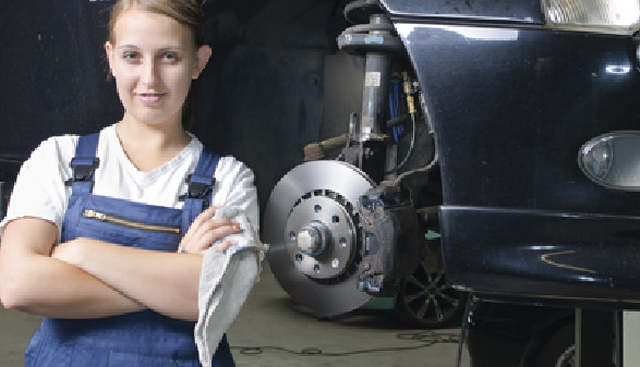 Lehrling in Autowerkstatt