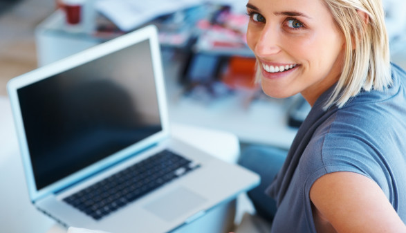 Frau mit Laptop