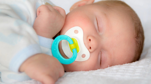 Baby mit Schnuller