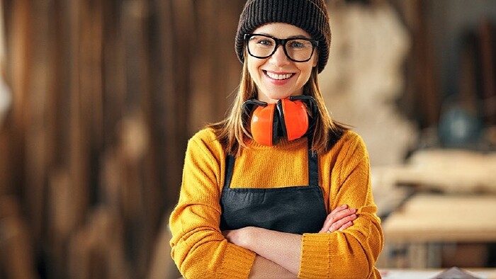 © JenkoAtaman, stock.adobe.com Junge Tischlerin in der Werkstatt