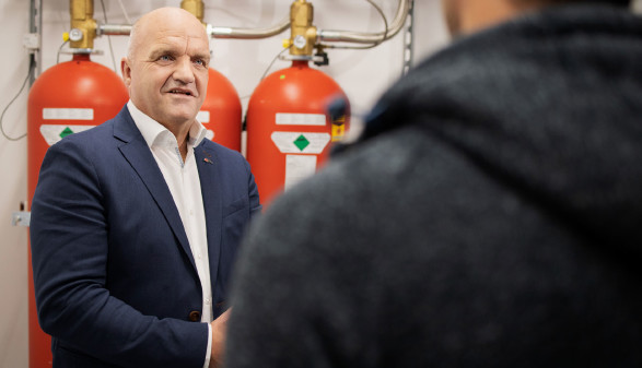 AK Niederösterreich Präsident und ÖGB Niederösterreich Vorsitzender Markus Wieser im Gespräch mit einem Mann in einem Heizraum