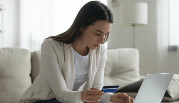 Frau vor Laptop