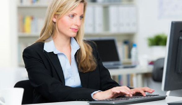 Frau mit Laptop