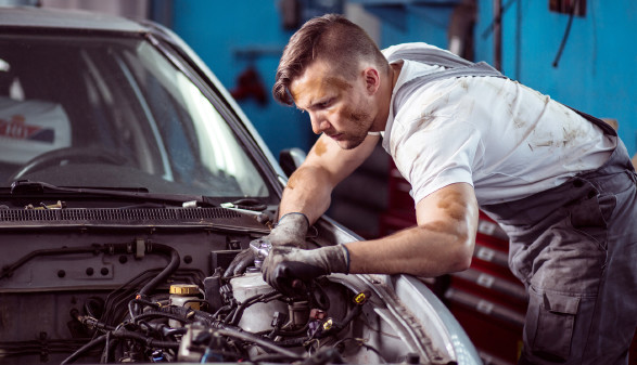 Automechaniker bei Autoreparatur